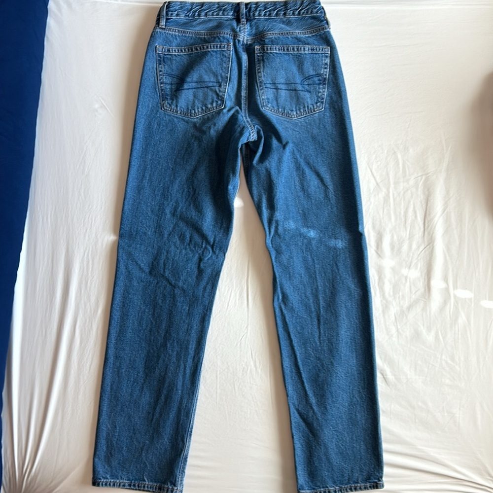 AE Mid-Rise Straight Jeans, 6 Long, never worn - Picture 3 of 3